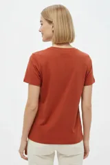 Remera marrón de manga corta y cuello redondo, de corte holgado, con estampado frontal alusivo a frutos del mar y texto "fruits de mer".