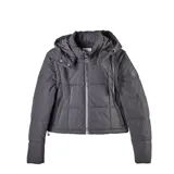 Campera larga tipo puffer color negro, con diseño acolchado, cierre frontal completo, cuello alto y capucha desmontable.