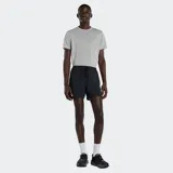 Short deportivo de running color negro, con cintura elástica y cordón ajustable. Cuenta con aberturas laterales para mayor movilidad, forro interior de malla para sujeción y múltiples bolsillos funcionales, incluyendo uno trasero con cierre.