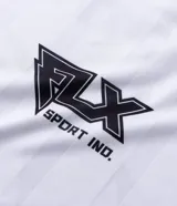 Remera de corte boxy fit confeccionada en microfibra de poliéster, con cuello redondo, manga corta y estampado frontal con la palabra Phantom y logo de Athletic Club.