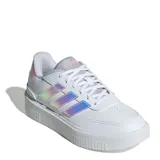Championes urbanos Adidas Courtblock Bold para mujer, color blanco con detalles iridiscentes en las tres tiras laterales y logo en el talón. Plataforma baja y cordones blancos.