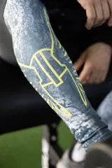 Calza larga deportiva azul con estampado de alas en la parte inferior.