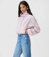 Pantalón de jean azul clásico de corte recto, con tiro alto, presillas para cinto y bolsillos funcionales.