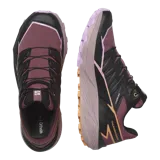 Championes de trekking y trail running Salomon Thundercross, color negro con detalles en bordó y suela marrón.