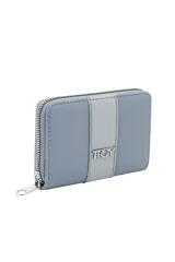 Billetera rectangular con cierre perimetral, confeccionada en cuero sintético con textura granulada. Presenta un diseño bicolor en tonos azulados con una franja central vertical más clara que incluye el logo metálico de la marca.