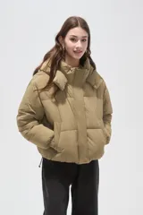 Campera puffer negra con capucha, manga larga, cierre frontal y cuello alto.