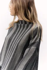 Sweater tejido de punto a rayas texturizado con lurex, color verde y azul. Cuenta con un calce oversize, mangas tres cuartos y cuello bote.