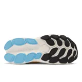 Championes de running New Balance Fresh Foam More, color negro con detalles en amarillo y celeste.