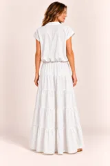 Falda larga blanca de corte en capas, con diseño fluido y cintura elástica.