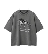 Remera de corte oversize color gris con efecto stone wash. Presenta un estampado frontal en estilo grabado que muestra a un jinete a caballo y la frase 'Do what you love and let it kill you'.