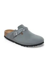 Mocasín Birkenstock Boston color gris basalto de gamuza con correa trenzada y hebilla metálica ajustable.