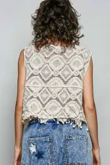 Chaleco de crochet color beige, de corte relajado, con cuello en V, ribete de flecos festoneados y cierre frontal de un botón.