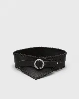 Faja ancha de cuero negro con diseño asimétrico en punta, bordes con costuras decorativas y hebilla metálica circular plateada.