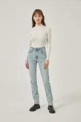 Pantalon jean de corte recto, con tiro medio, bolsillos laterales y traseros, en tono azul claro lavado.