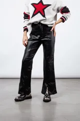 Pantalón de tiro alto color negro metalizado, de gabardina elastizada, con tajos en el frente.