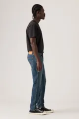 Jean Levi's modelo 512 Slim Taper Performance en color azul, con diseño de corte ajustado y botamanga cónica.