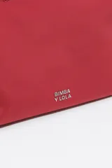 Bolso de mano Bimba y Lola de tamaño mediano, con estructura blanda, doble asa de mano y asa regulable de tejido. Cuenta con cierre de cremallera, detalles metálicos y logo de la marca en el frente.