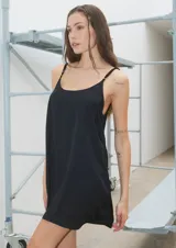 Vestido corto negro de satén, con breteles finos regulables, espalda cavada y corte amplio tipo A.