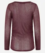 Blusa de punto de viscosa color bordó, con cuello asimétrico ceñido al cuello, mangas largas y fruncido lateral.