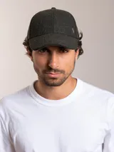 Gorro con visera color verde oscuro, de lana y poliéster, con logo de pájaro bordado en plateado en el frente.