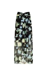 Pollera larga de corte evasé con estampado abstracto en tonos azules, negros y beige. Presenta cintura alta con diseño cruzado, pliegues suaves que aportan movimiento y un acabado con sutil transparencia en el bajo.