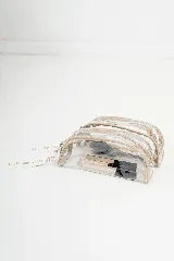 Necessaire transparente de PVC con cierre y bordes en color beige, ideal para guardar artículos pequeños de maquillaje o cuidado personal.