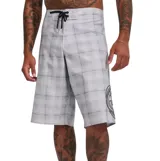 Boardshort Billabong modelo Spec Pulse Og de 23 pulgadas, color blanco con diseño a cuadros grises y cordón ajustable negro en la cintura.