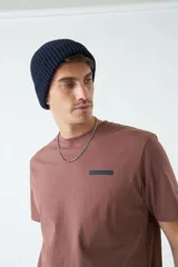 Remera negra de algodón con estampado circular en la espalda con nombres de ciudades.