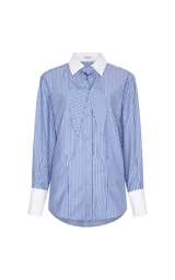 Camisa de algodón con estampado de rayas verticales, corte recto, cuello clásico y puños anchos en contraste de color blanco. Incluye un pañuelo removible a juego en el escote y mangas largas.