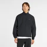 Campera New Balance Fast Days para hombre, color negro, de manga larga con puños elásticos, cuello alto y cierre frontal completo. Cuenta con el logo de la marca bordado en el pecho.