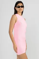 Vestido corto tejido color rosa, sin mangas y cuello redondo.