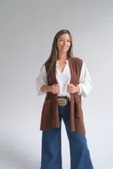 Chaleco largo abierto de tejido de punto color chocolate, con bolsillos frontales aplicados y diseño sin mangas.