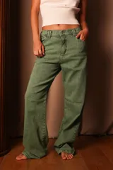 Pantalón jean verde de corte recto y tiro medio, con bolsillos delanteros y traseros.