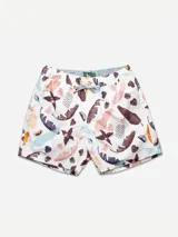 Short de baño blanco con estampado de hojas de palmera, piñas y flores en tonos marrones, rosados, celestes y naranjas.