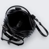 Cartera Melissa modelo Quantum Dome de material sintético brillante con acabado efecto charol, en color negro. Presenta un diseño estructurado de líneas curvas concéntricas, doble asa superior y correa ajustable y desmontable para llevar al hombro o cruzada. Cuenta con herrajes metálicos plateados.