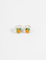 Aros colgantes con dije de vidrio naranja con forma de flor y herraje dorado.