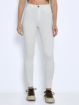 Jean skinny de tiro alto con diseño ajustado, bolsillos clásicos y cierre frontal de botón y cremallera.