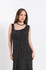 Vestido largo de punto con brillo, cuello cuadrado, sin mangas y tajos laterales profundos.