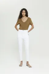 Jean mom fit blanco, tiro alto, con costuras color camel a contratono.