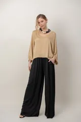 Blusa italiana de viscosa color beige con escote en V, calce holgado y mangas tres cuartos de corte amplio.