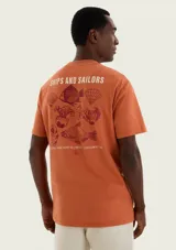 Remera de corte regular y manga corta en color naranja, con pequeño estampado tipográfico y gráfico de ancla en el pecho.