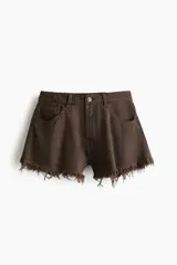 Short de cinco bolsillos en denim de algodón rígido, de tiro alto con cierre y botón, corte holgado y bajo deshilachado.