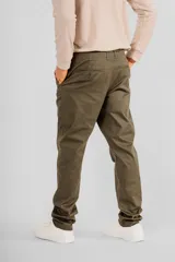 Pantalón chino de hombre, color verde oliva, de corte recto y tiro medio, con bolsillos laterales y traseros.