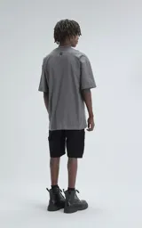 Remera de algodón premium color gris oscuro (concreto), corte extra oversize con hombros caídos y cuello redondo.