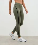 Legging deportivo de tiro alto en color verde oliva, con costuras laterales en contraste negro. Confeccionado en tejido de microfibra elástica, ofrece un ajuste ceñido y cómodo para actividades físicas.