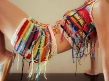 Short tejido al crochet multicolor con flecos y cintura alta.