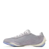 Championes urbanos Merrell modelo Relay Fly Vent Se, en color lila con detalles en blanco y suela texturizada en azul claro. Presentan un diseño ergonómico con cordones y combinación de texturas en gamuza y material sintético.