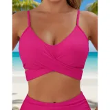 Conjunto de bikini negro de tiro alto, compuesto por un corpiño triangular con diseño cruzado en el frente y tirantes finos regulables, y una bombacha de corte clásico y talle alto.