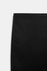 Pantalón flare stretch negro de tiro medio, con cintura elástica y botamanga acampanada.