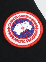 Canguro con capucha negro marca Canada Goose, modelo Muskoka.